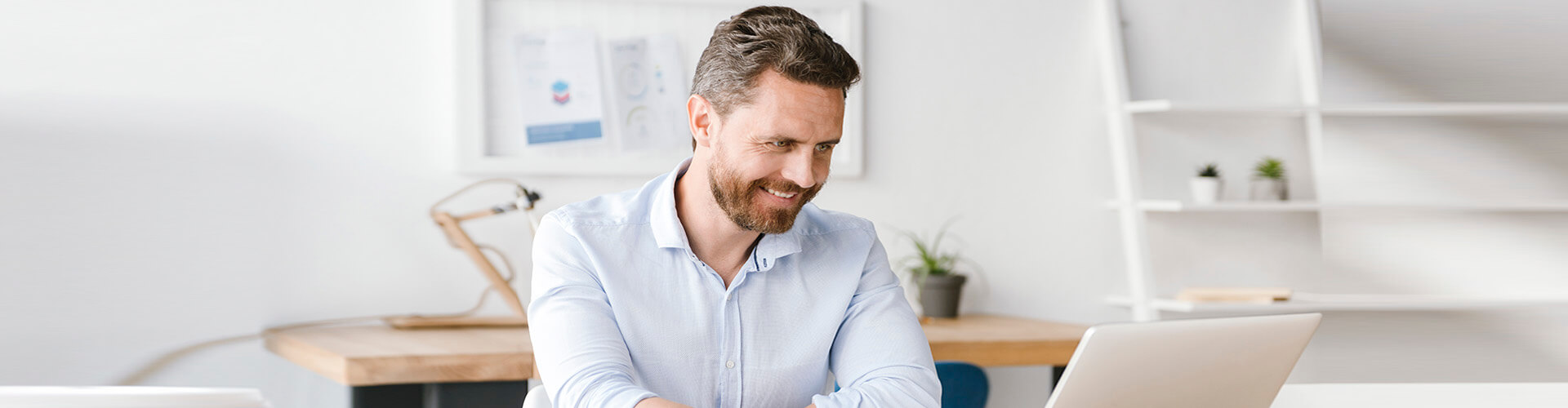 otros - empresas - hombre negocios sonriendo con camisa trabajando con portatil en oficina otros - empresas - hombre negocios sonriendo con camisa trabajando con portatil en oficina