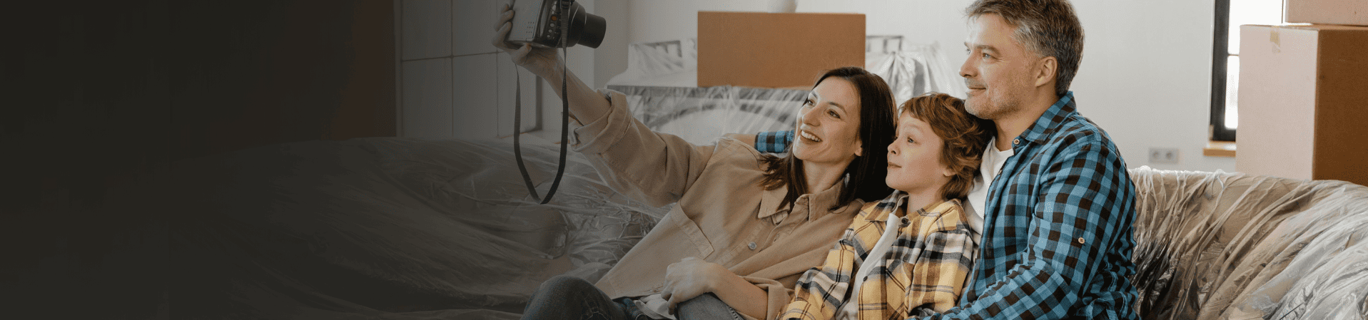 Familia haciéndose una foto en su nueva casa