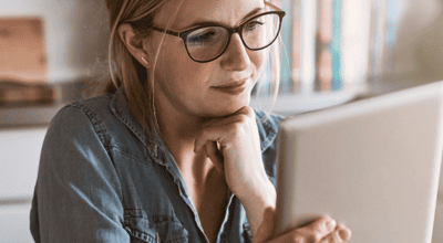 señora comparando seguros online