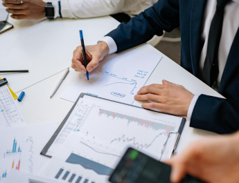 Papeleo sobre mesa de trabajo