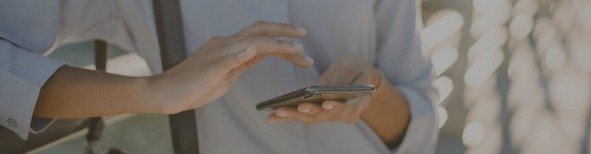 Manos de mujer con teléfono móvil