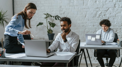Equipo de trabajo en oficina
