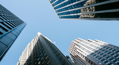 Vista de edificios desde abajo con cielo azul