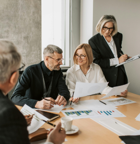 Equipo de trabajo en una oficina