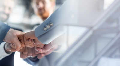 Equipo de trabajo juntando sus puños