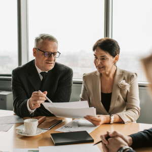 Mujer y hombre en oficina hablando sentados