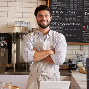 Dependiente cafetería con los brazos cruzados