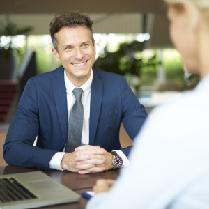 Hombre con traje hablando con mujer