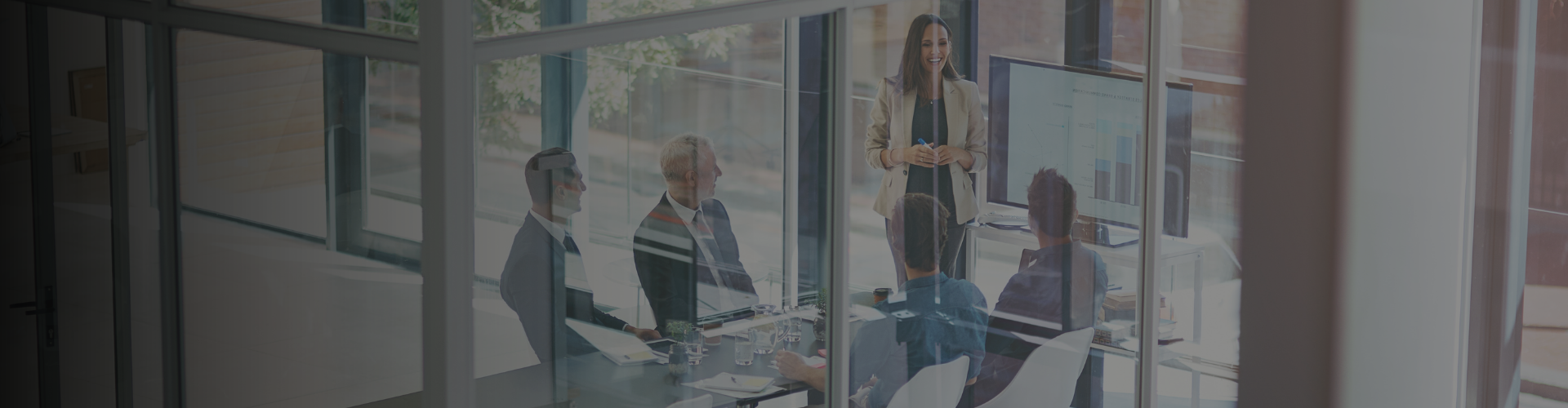 Compañeros de trabajo en sala de la oficina