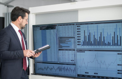 Hombre en la oficina mirando pantalla