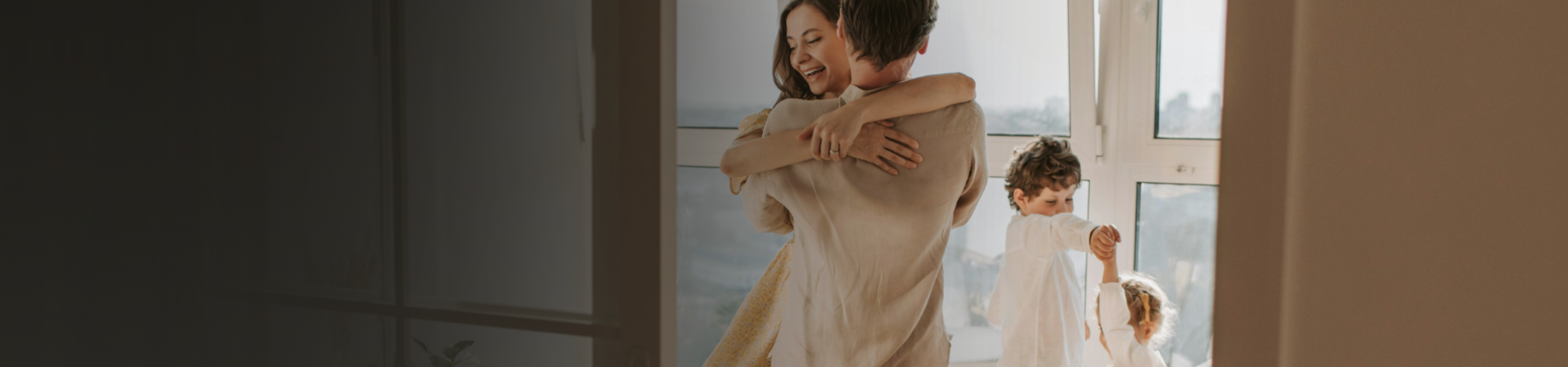 Familia bailando en casa