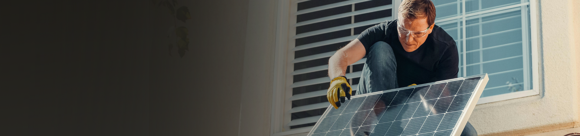 Señor poniendo paneles solares en un tejado