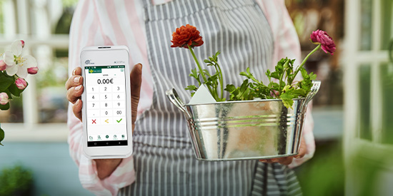 mujer enseñando tpv