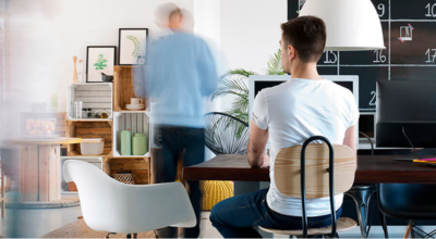 Chico de espaldas trabajando en una oficina