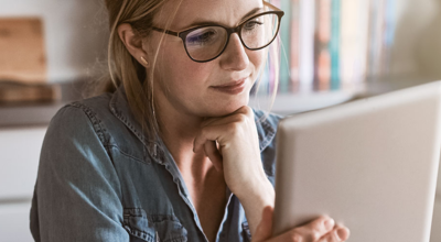 Señora mirando ordenador