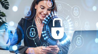 Mujer mirando el móvil sonriendo