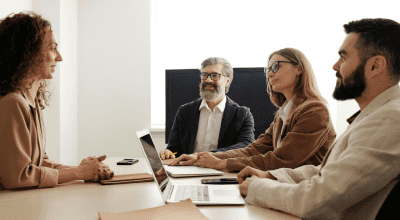 equipo de asesoramiento con una clienta