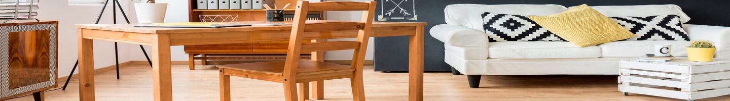 Simulador de hipotecas - Salón de casa con un sofá blanco y una mesa con sillas de madera