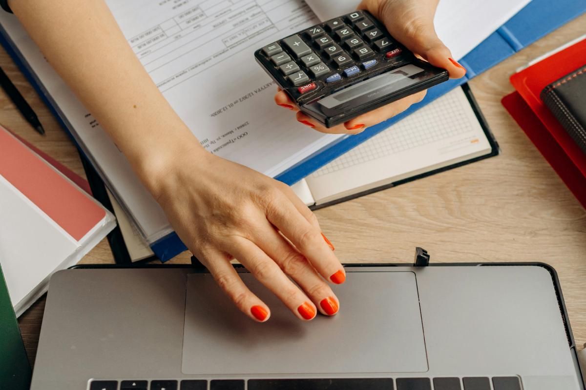 Chica con una tablet y una calculadora