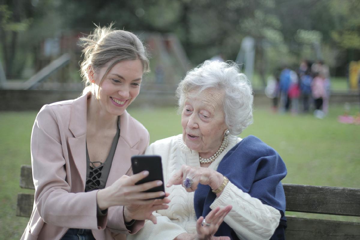 Ayuda a tus mayores a evitar la desinformación digital