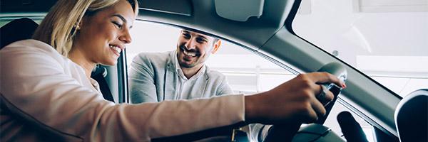 Préstamos Coche - Una cliente feliz comprando un coche nuevo Préstamos Coche - Una cliente feliz comprando un coche nuevo