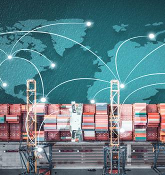 Incoterms - Puerto de carga con contenedores de transporte sobre mapa del mundo