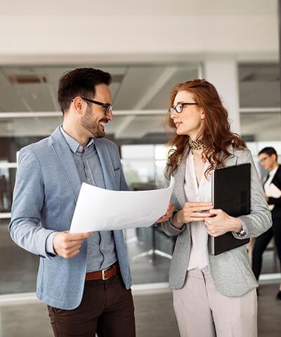 Ventajas para Empresas - Hombre y mujer de negocios en reunión en oficina