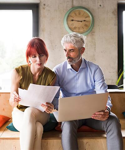 Ventajas para Empresas - Reunion de negocios entre un hombre y una mujer de negocios en oficina